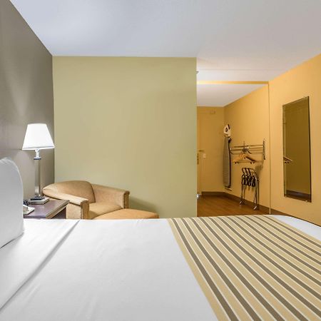 Econo Lodge Inn & Suites Triadelphia - Wheeling Exteriör bild