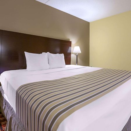 Econo Lodge Inn & Suites Triadelphia - Wheeling Exteriör bild
