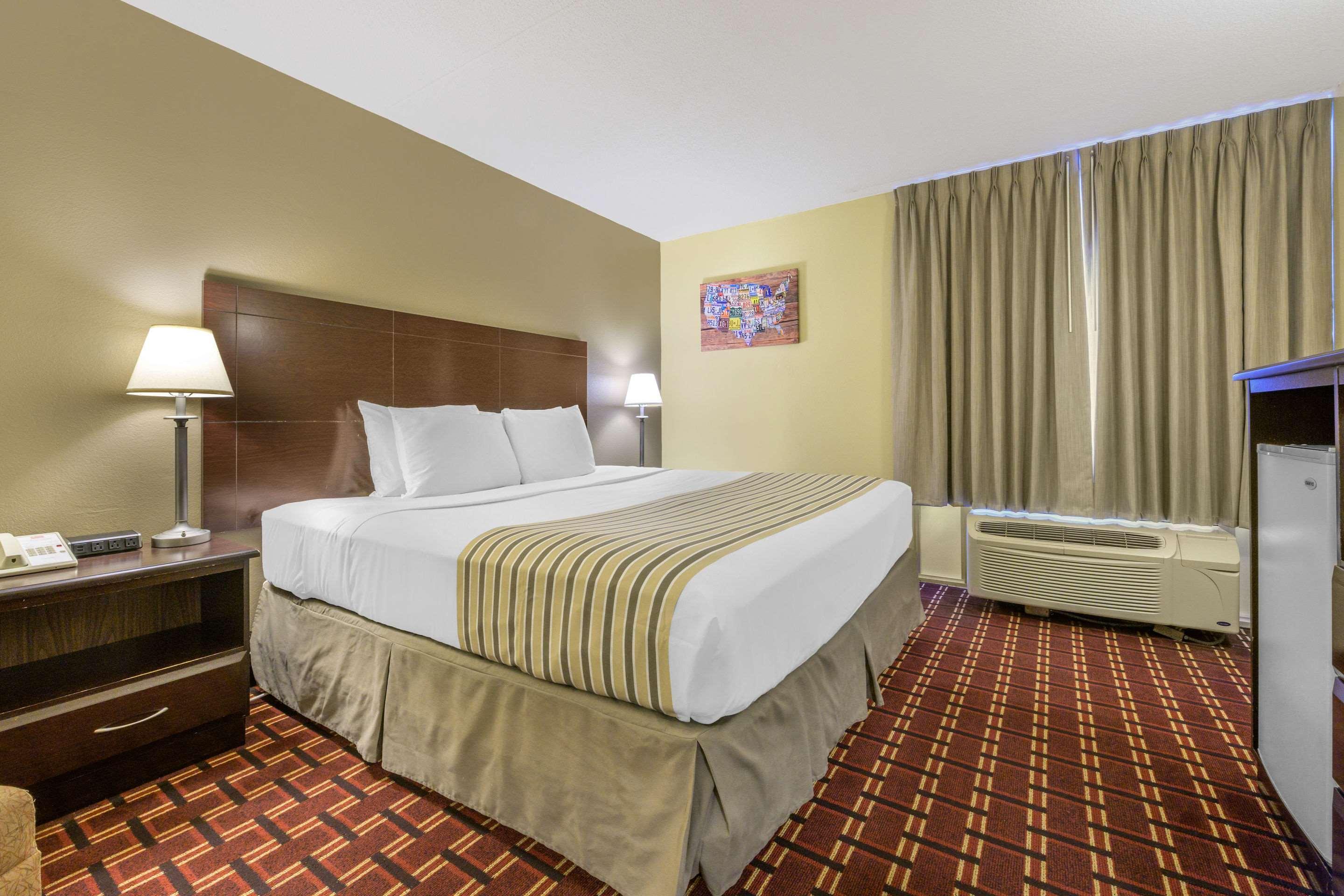 Econo Lodge Inn & Suites Triadelphia - Wheeling Exteriör bild