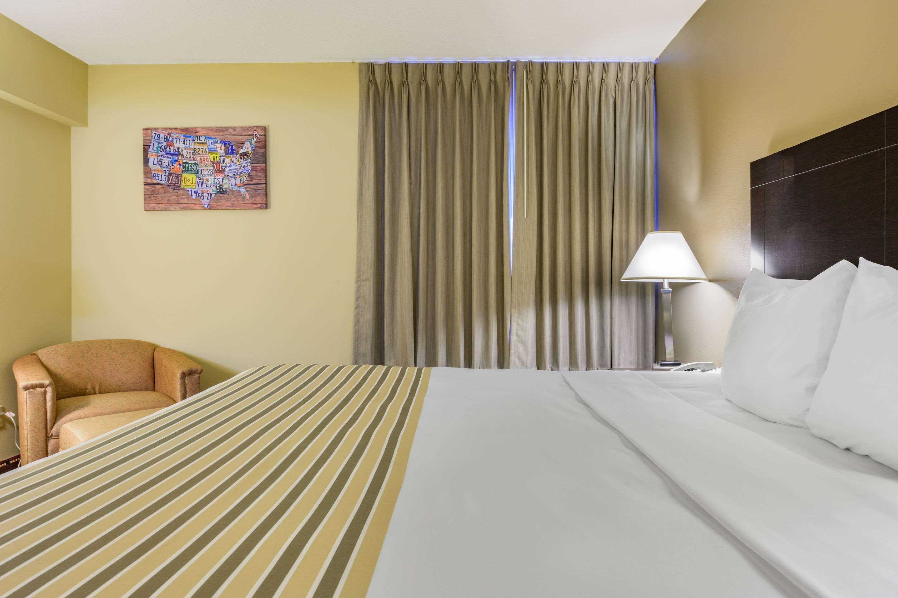 Econo Lodge Inn & Suites Triadelphia - Wheeling Exteriör bild