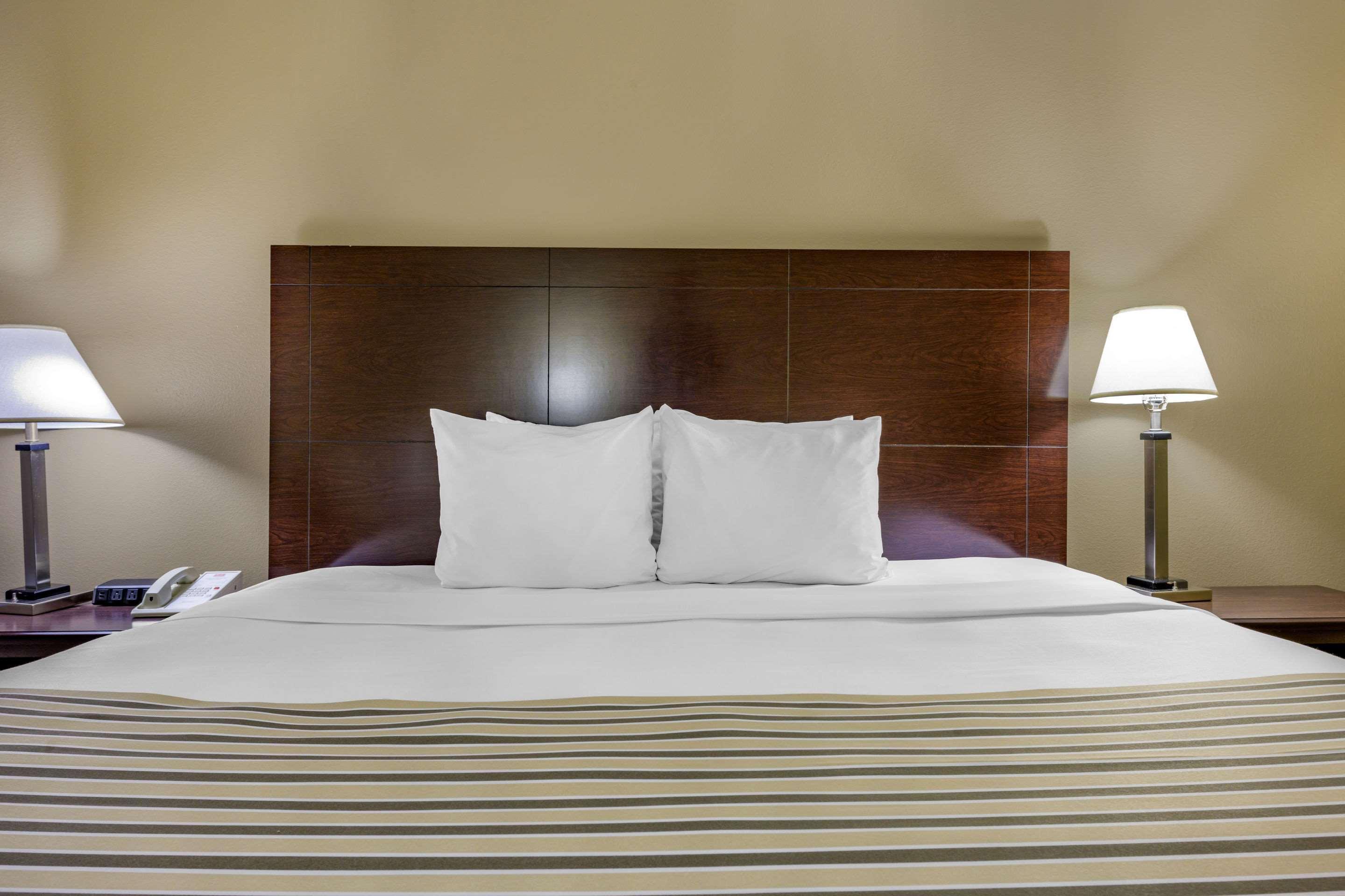 Econo Lodge Inn & Suites Triadelphia - Wheeling Exteriör bild
