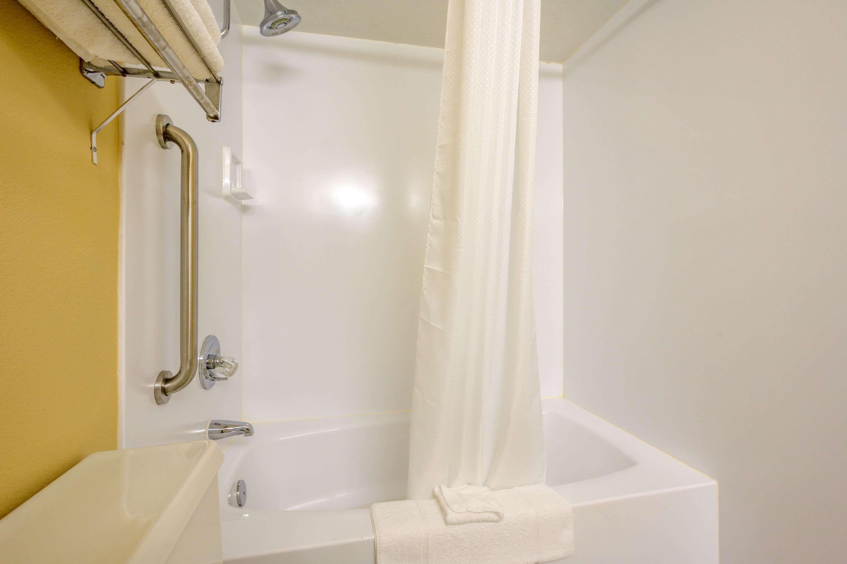 Econo Lodge Inn & Suites Triadelphia - Wheeling Exteriör bild