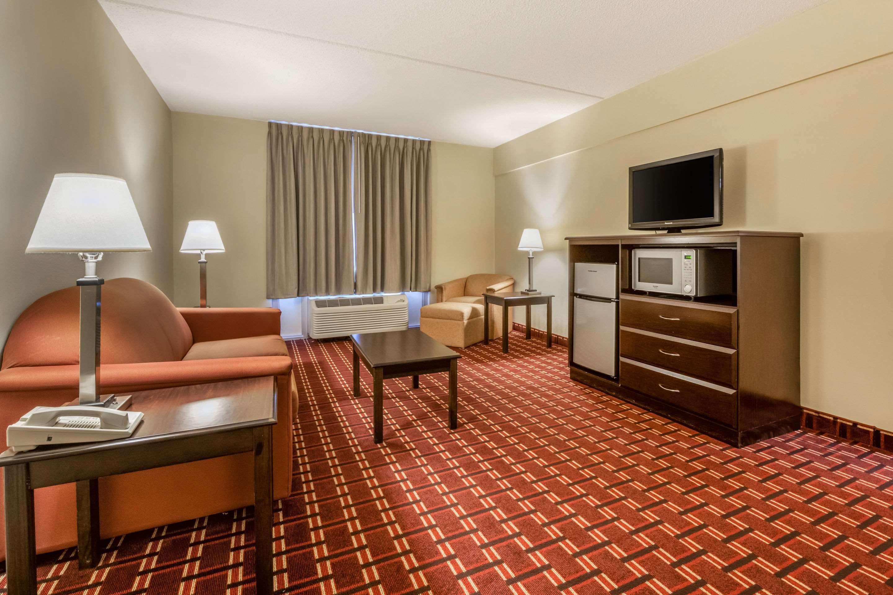 Econo Lodge Inn & Suites Triadelphia - Wheeling Exteriör bild