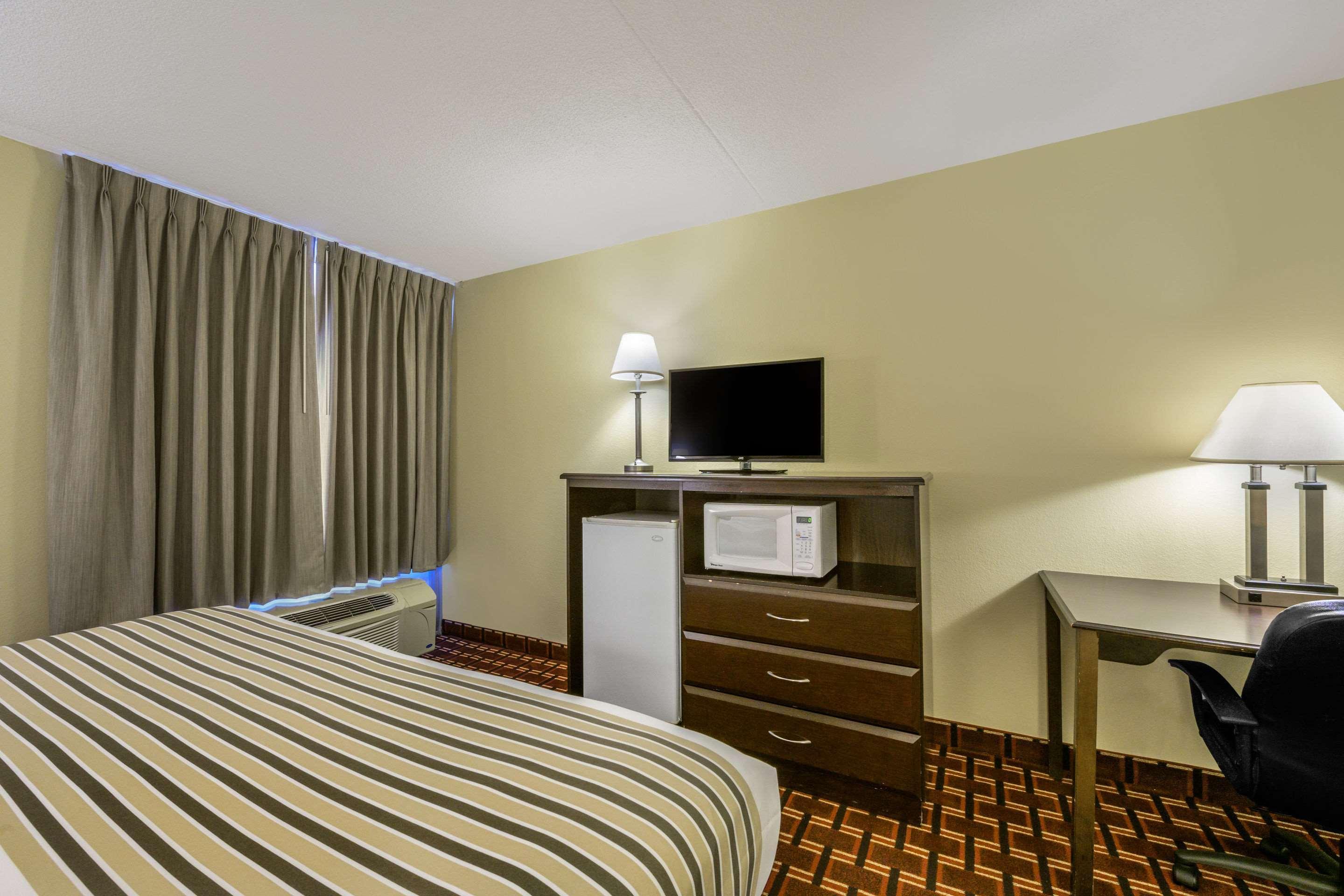 Econo Lodge Inn & Suites Triadelphia - Wheeling Exteriör bild