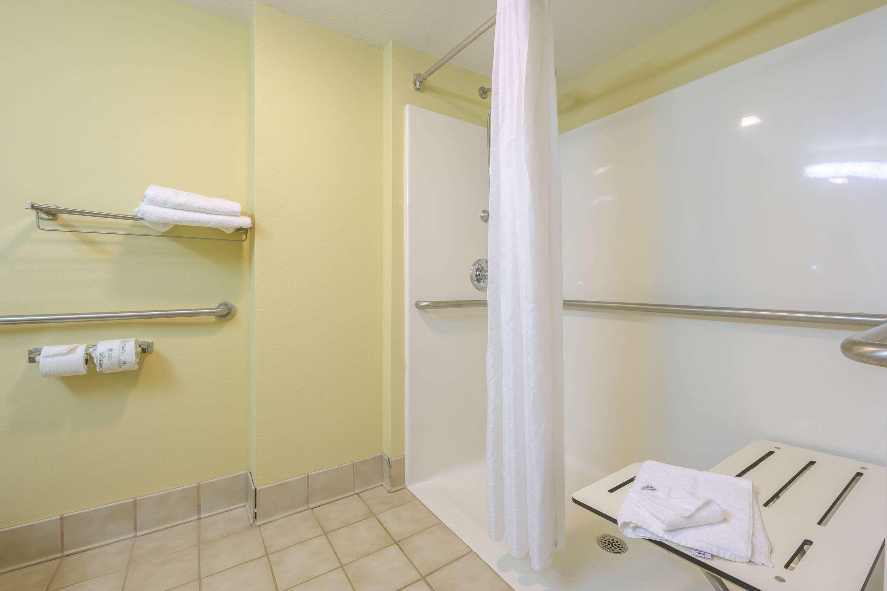Econo Lodge Inn & Suites Triadelphia - Wheeling Exteriör bild