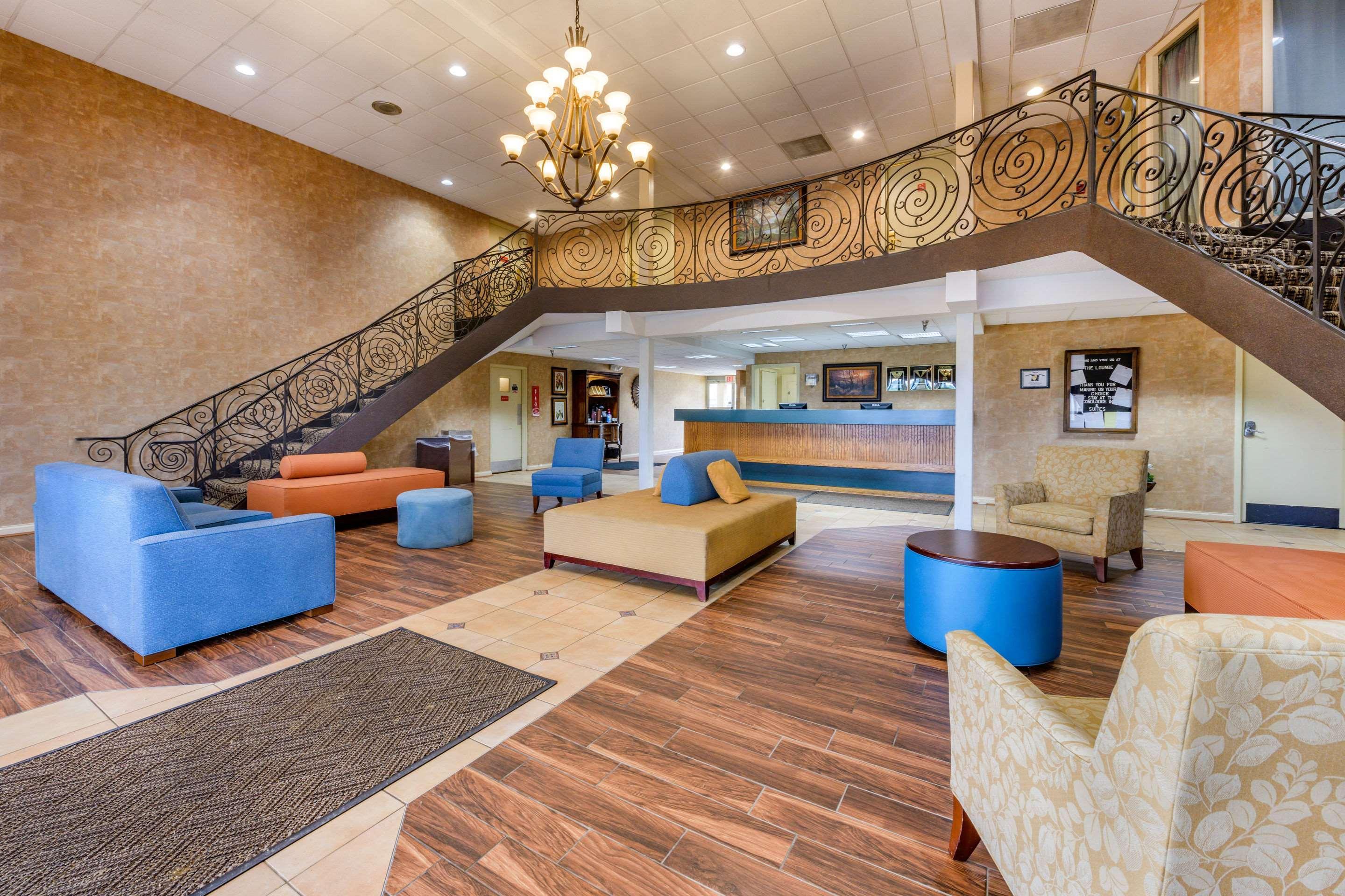 Econo Lodge Inn & Suites Triadelphia - Wheeling Exteriör bild