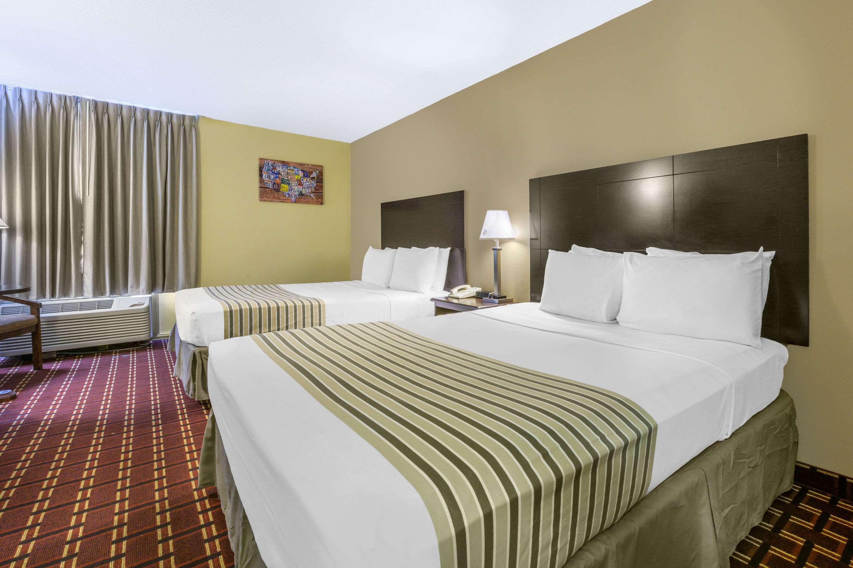 Econo Lodge Inn & Suites Triadelphia - Wheeling Exteriör bild
