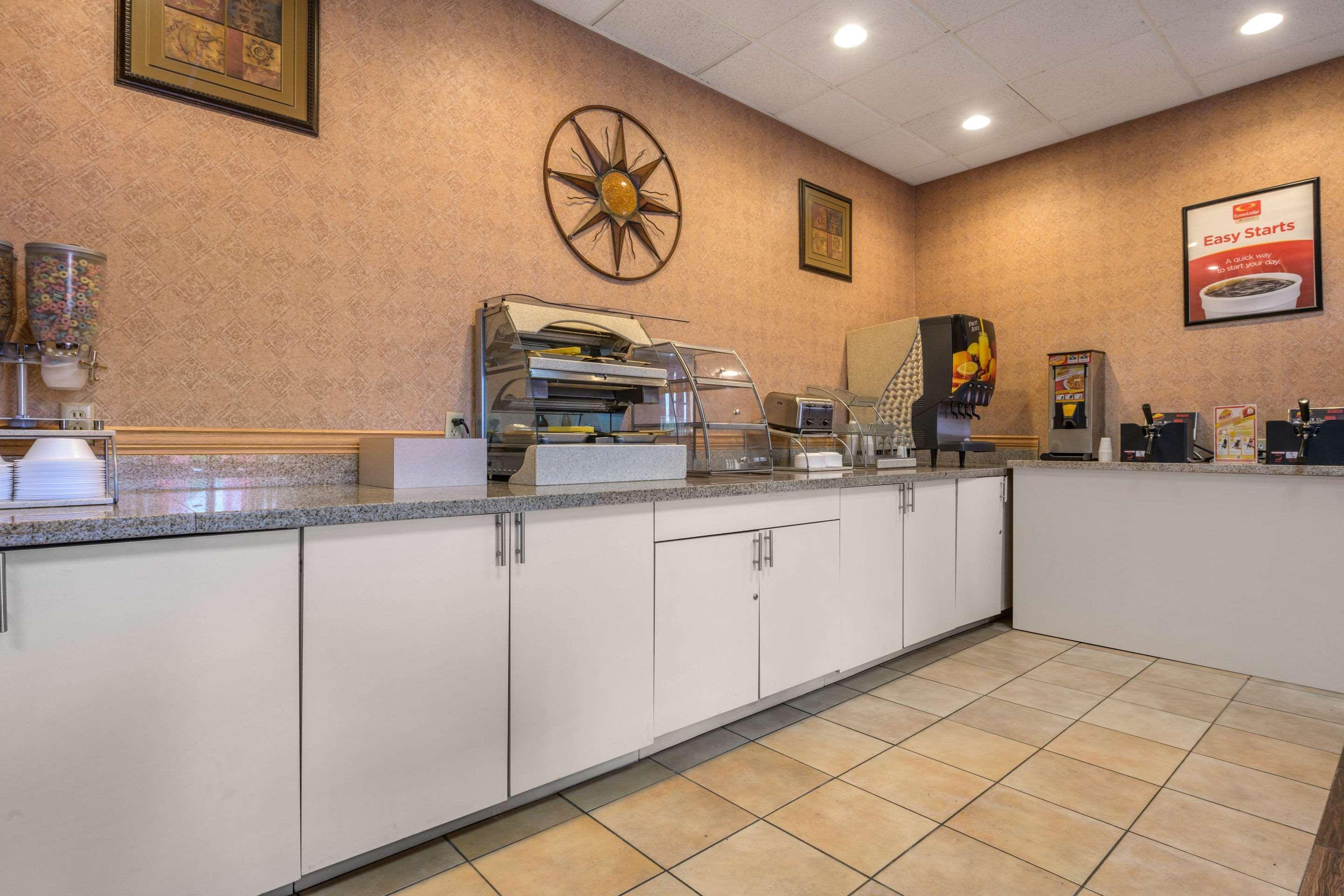 Econo Lodge Inn & Suites Triadelphia - Wheeling Exteriör bild