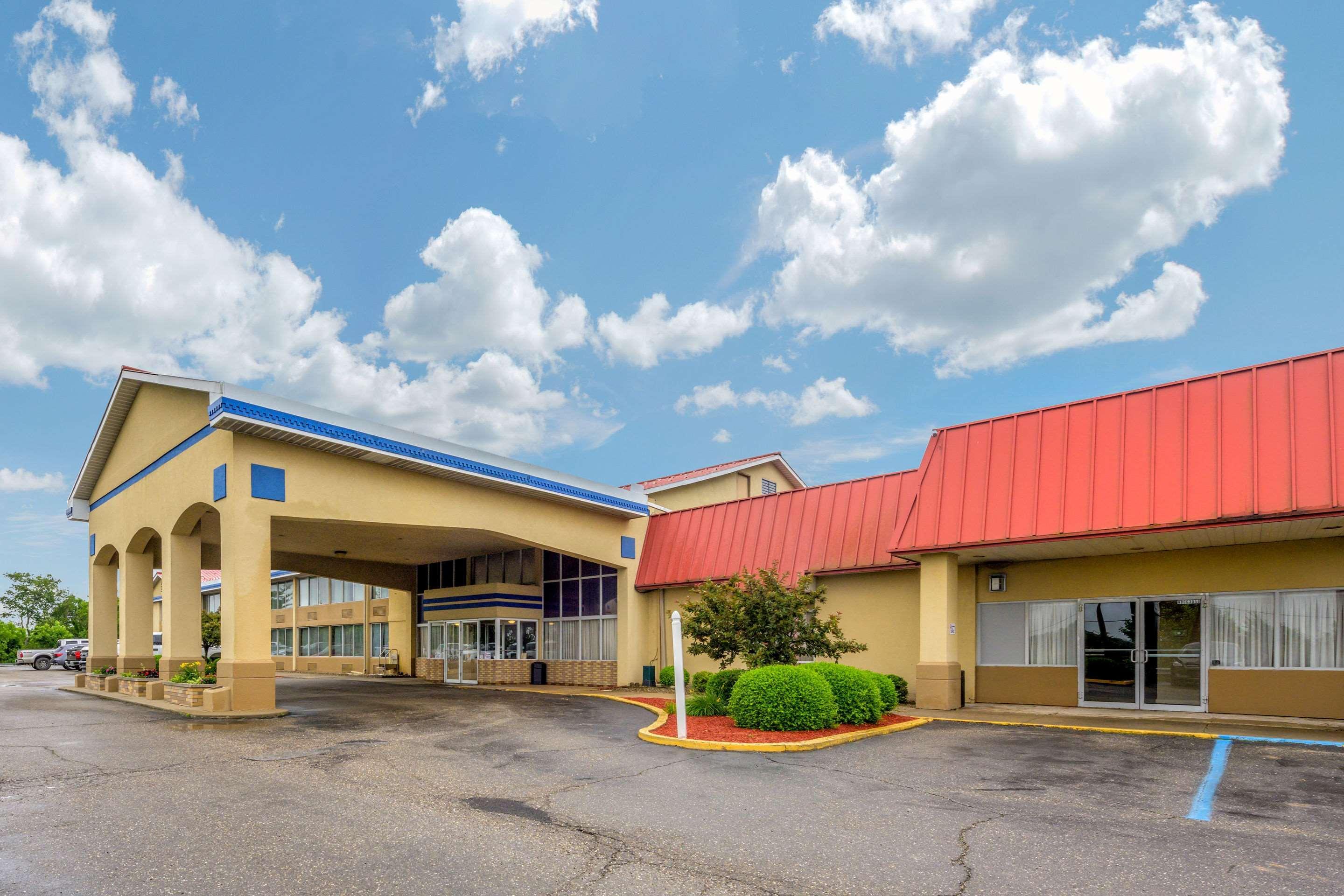 Econo Lodge Inn & Suites Triadelphia - Wheeling Exteriör bild