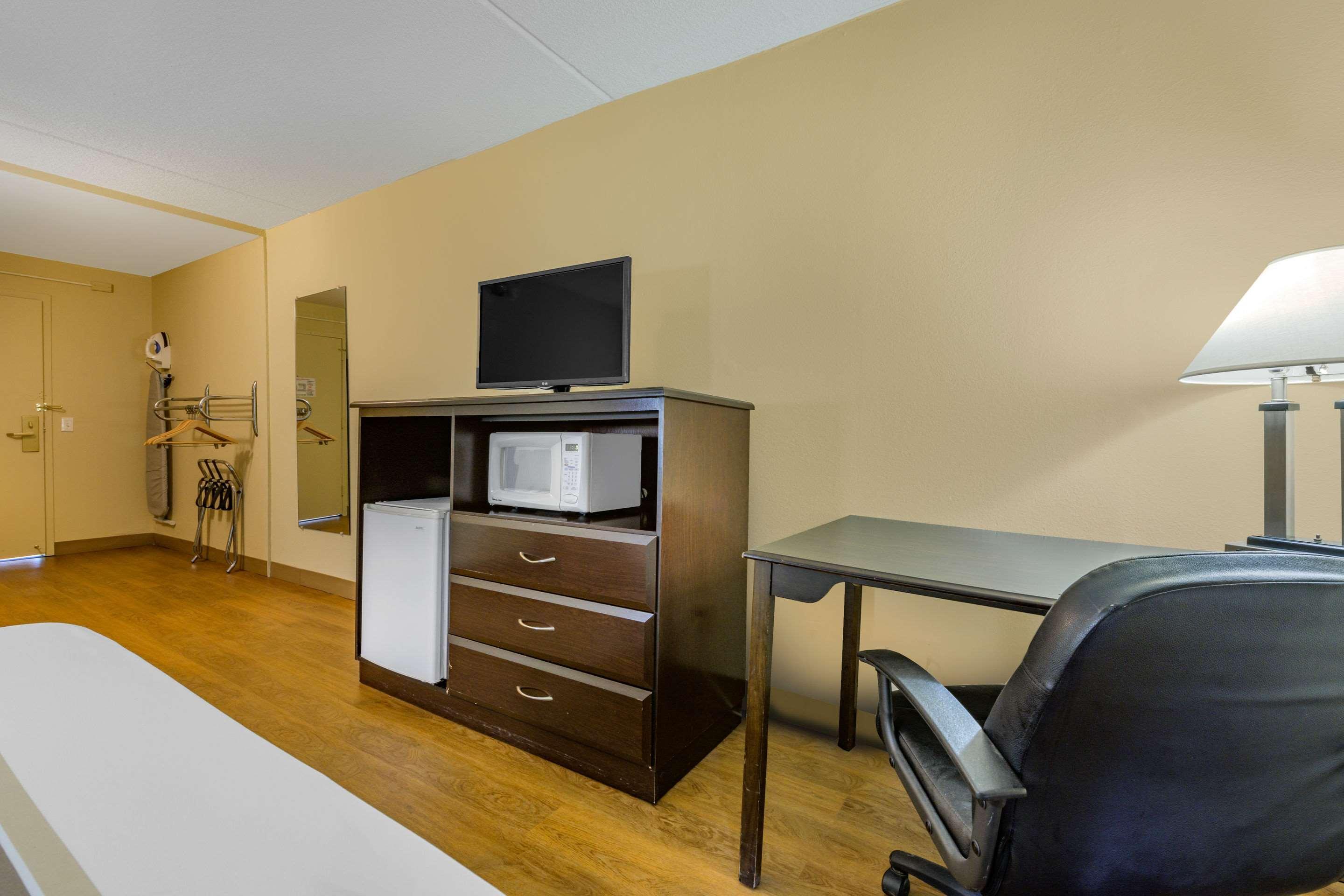 Econo Lodge Inn & Suites Triadelphia - Wheeling Exteriör bild