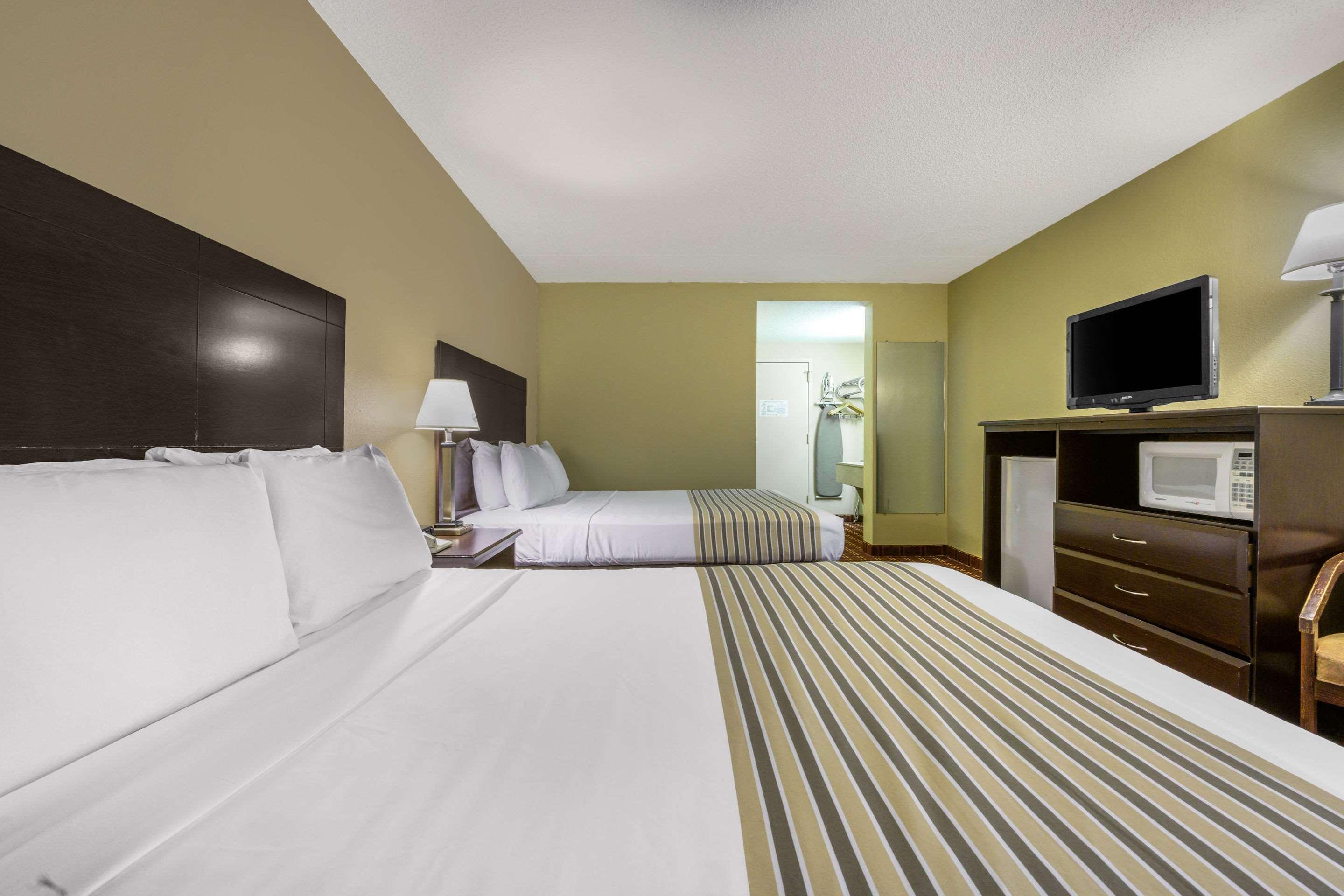 Econo Lodge Inn & Suites Triadelphia - Wheeling Exteriör bild