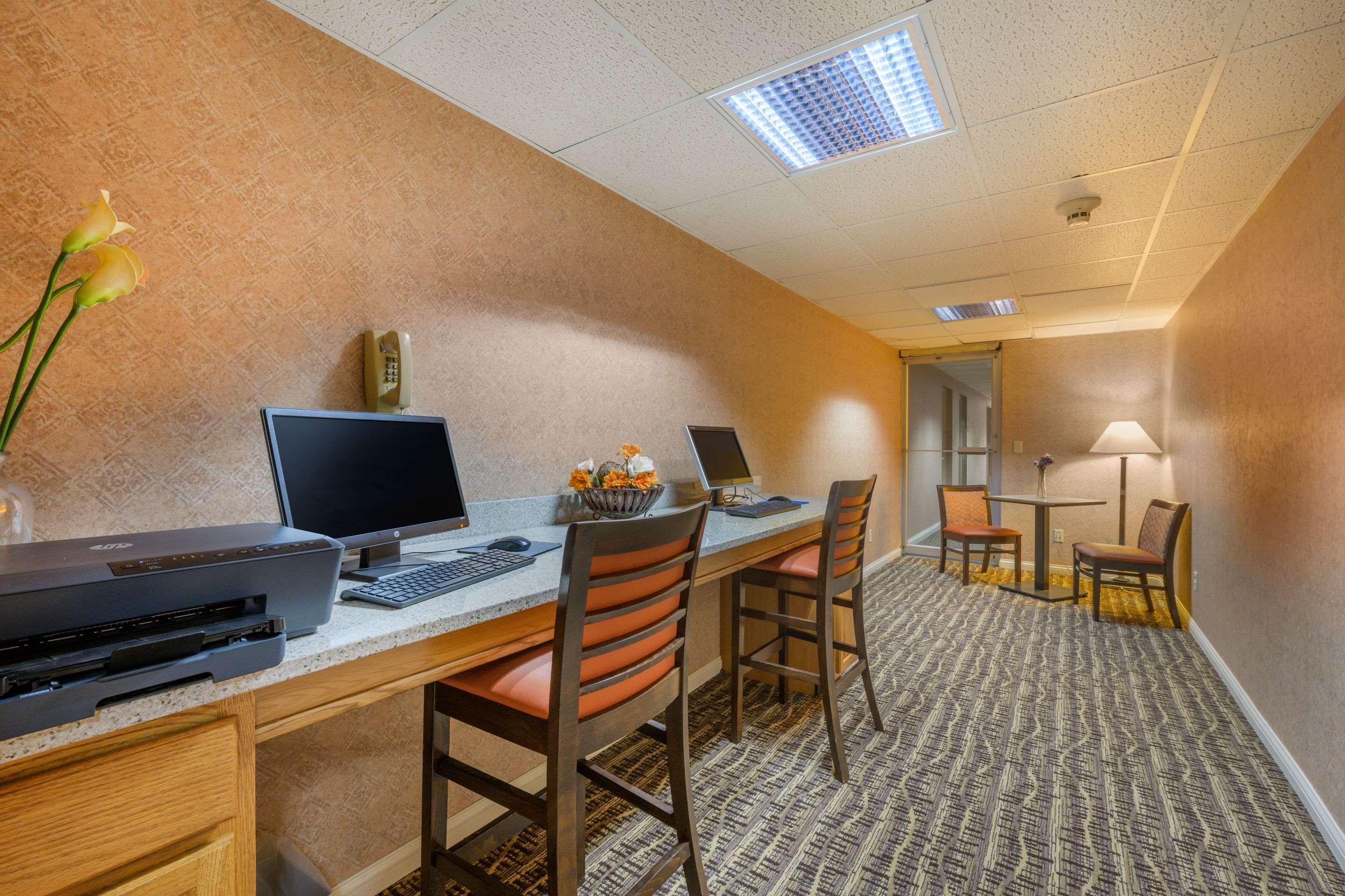 Econo Lodge Inn & Suites Triadelphia - Wheeling Exteriör bild