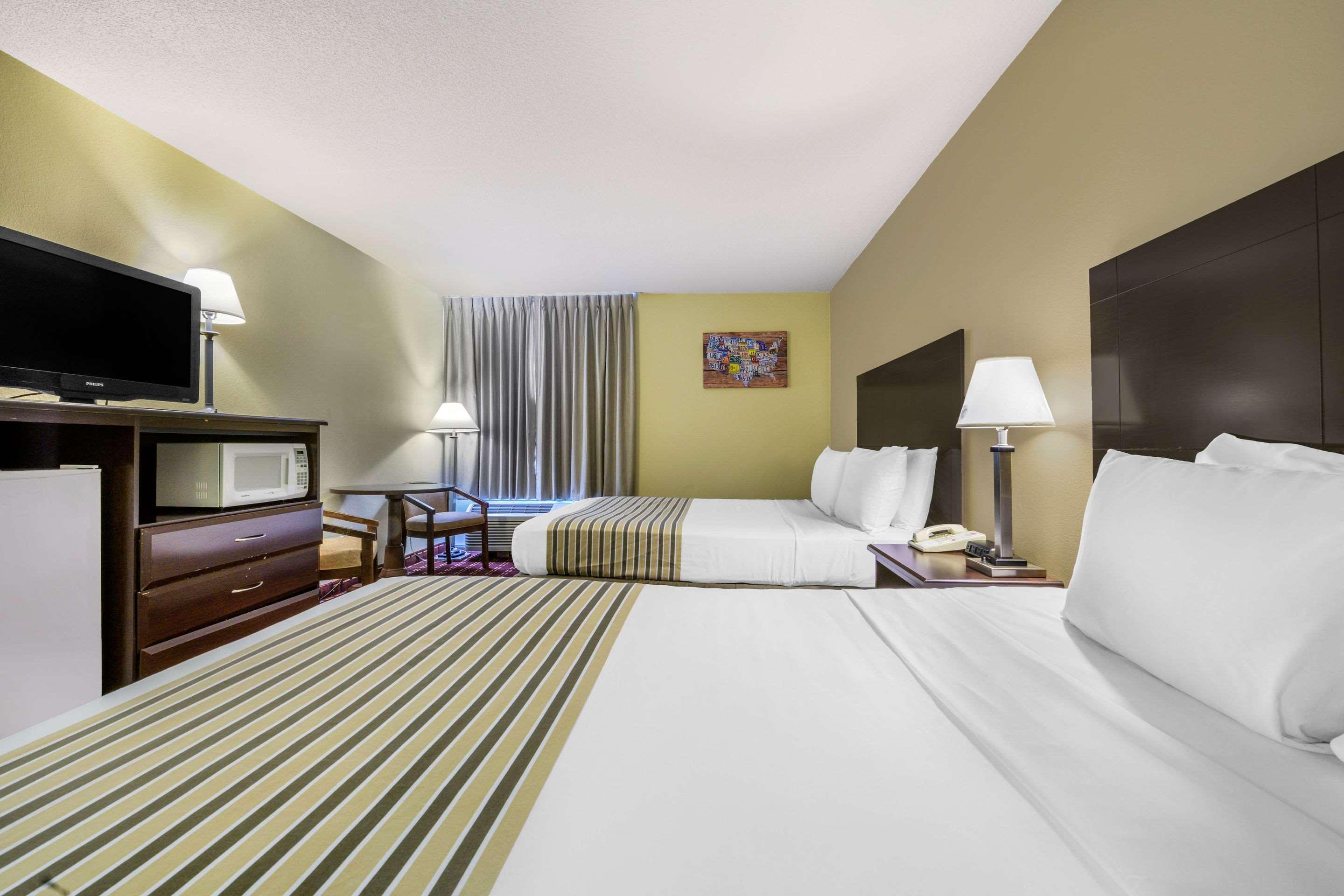 Econo Lodge Inn & Suites Triadelphia - Wheeling Exteriör bild