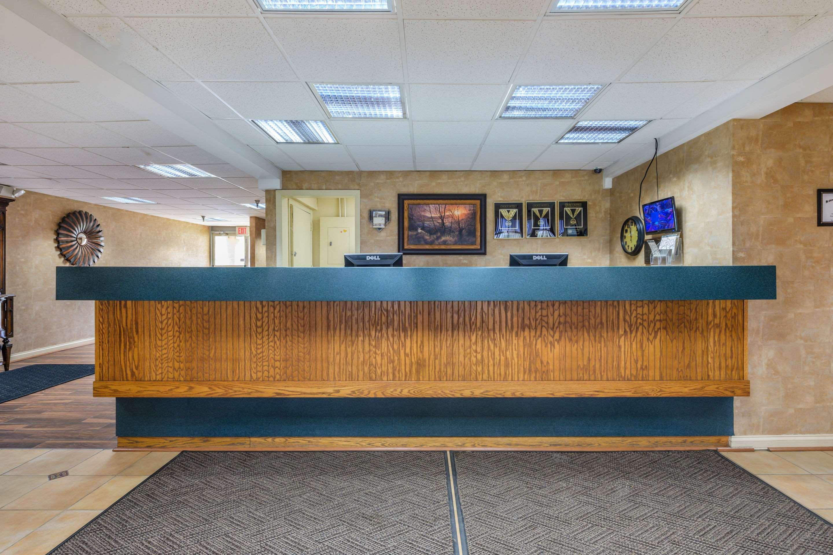 Econo Lodge Inn & Suites Triadelphia - Wheeling Exteriör bild