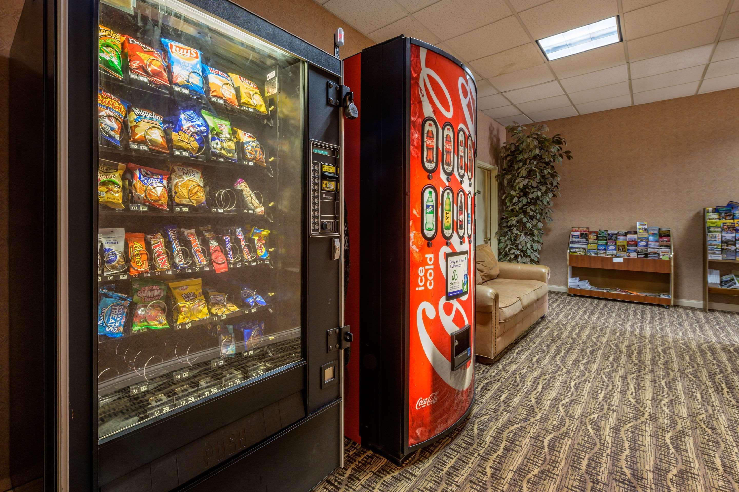 Econo Lodge Inn & Suites Triadelphia - Wheeling Exteriör bild