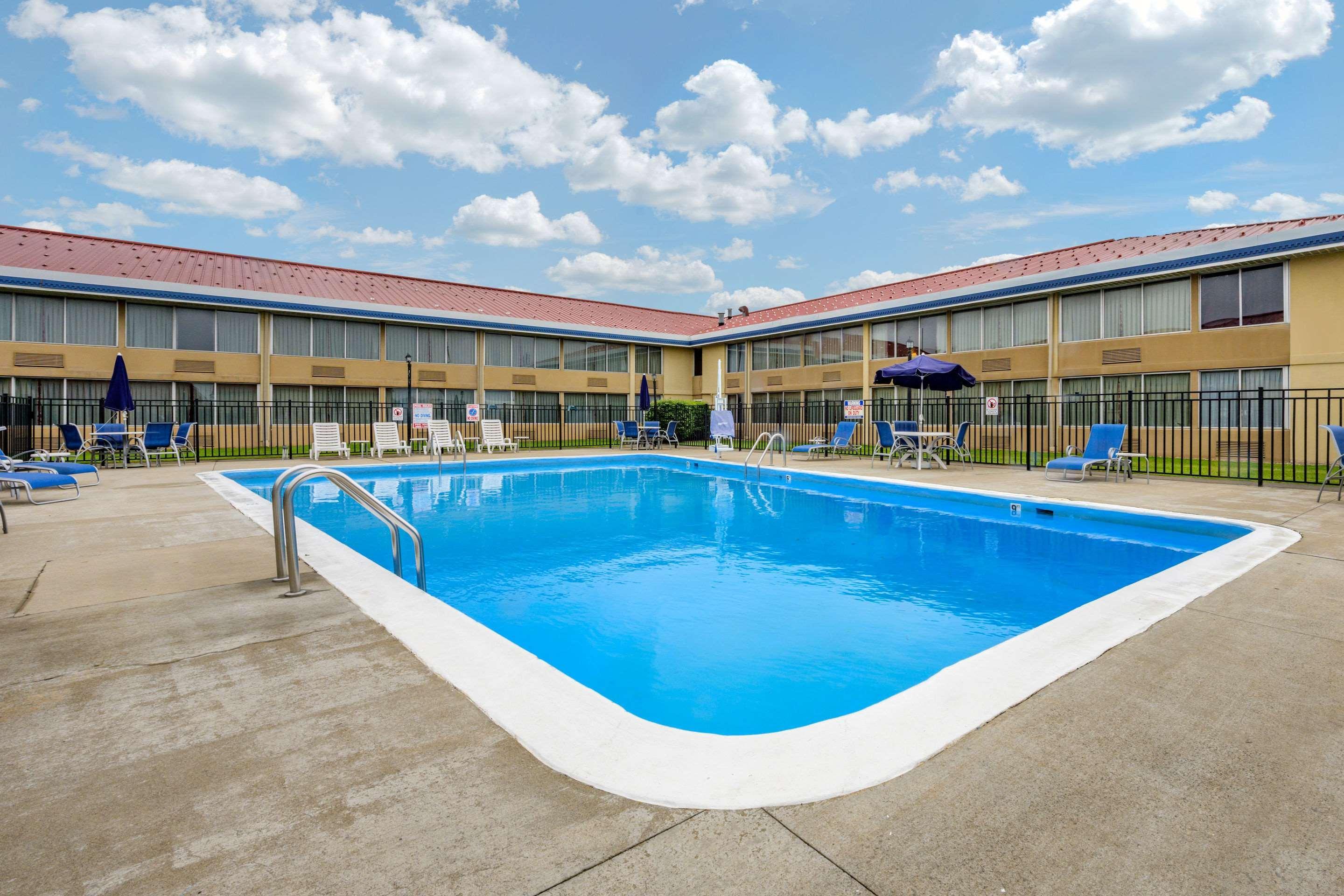 Econo Lodge Inn & Suites Triadelphia - Wheeling Exteriör bild