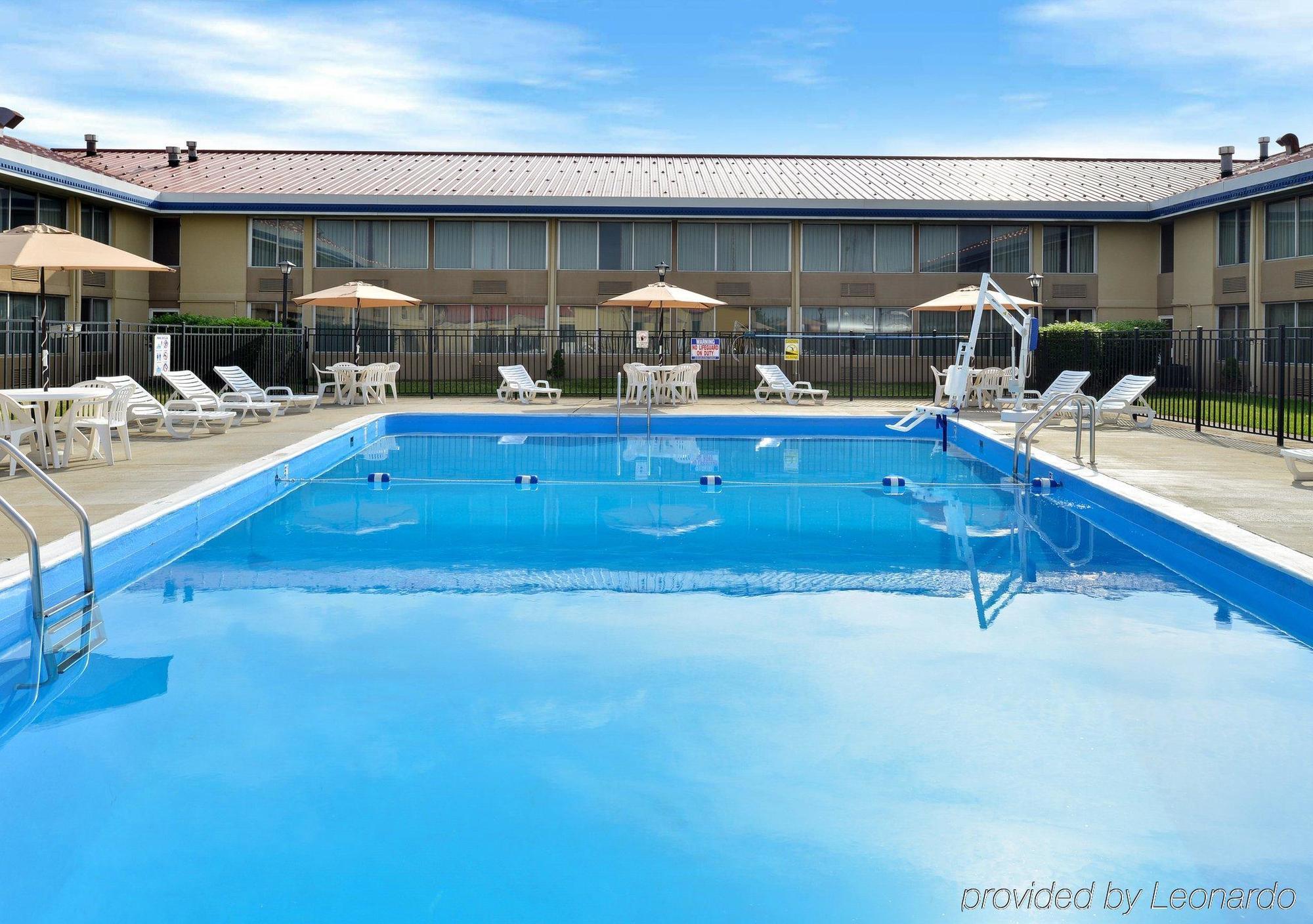 Econo Lodge Inn & Suites Triadelphia - Wheeling Exteriör bild