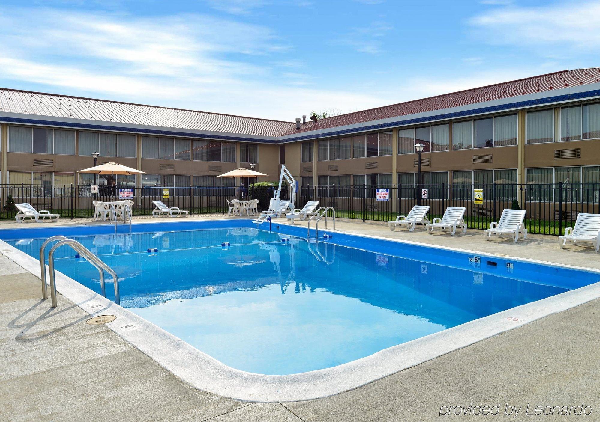 Econo Lodge Inn & Suites Triadelphia - Wheeling Exteriör bild