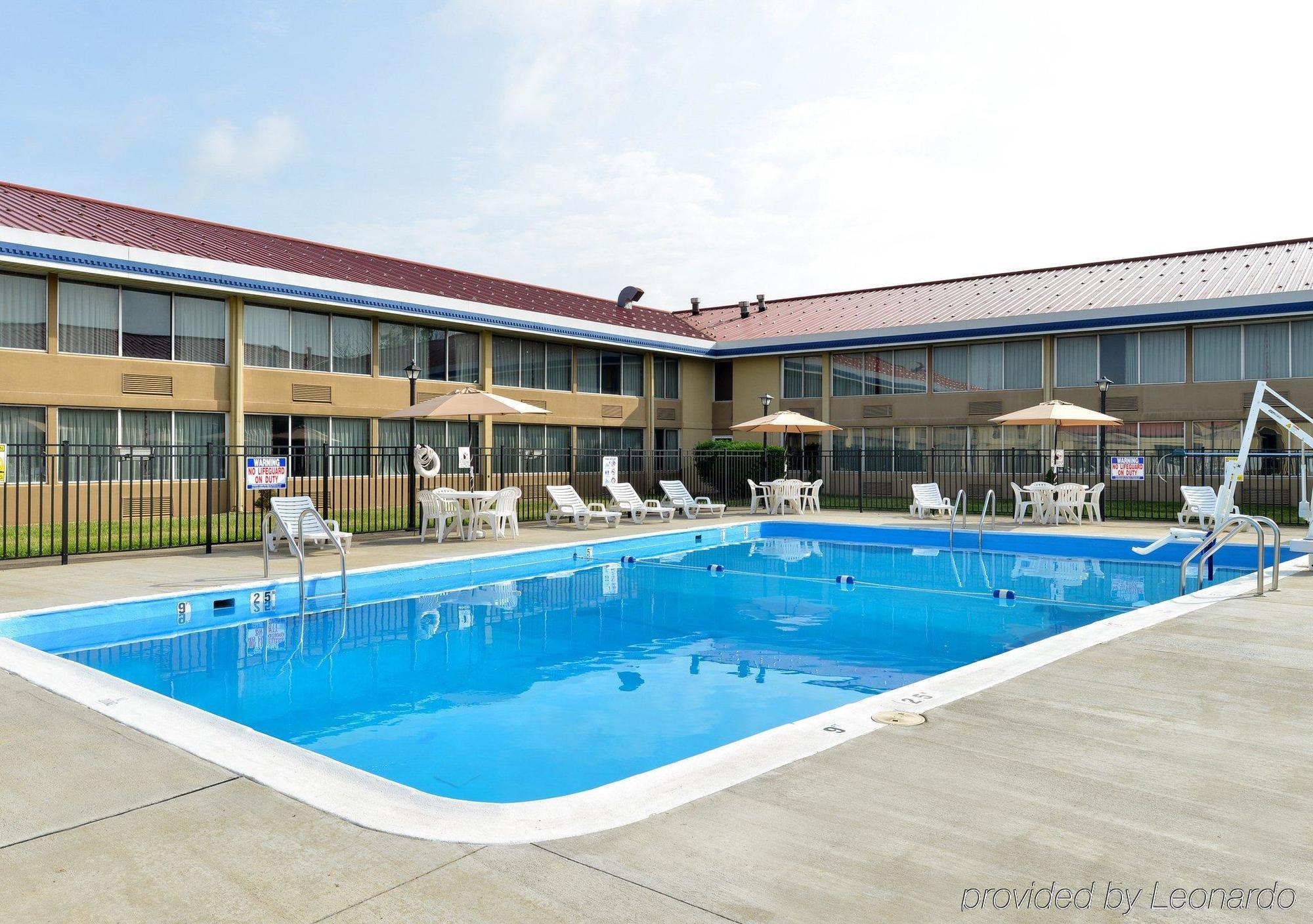Econo Lodge Inn & Suites Triadelphia - Wheeling Exteriör bild