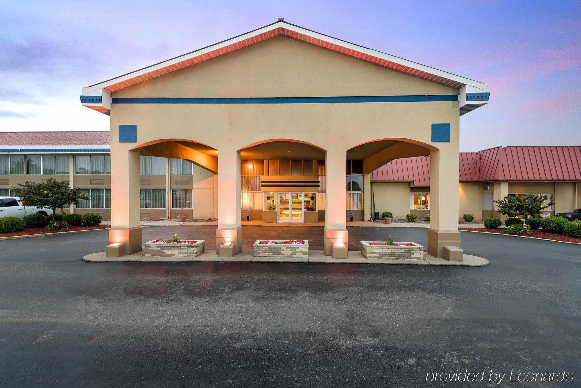Econo Lodge Inn & Suites Triadelphia - Wheeling Exteriör bild