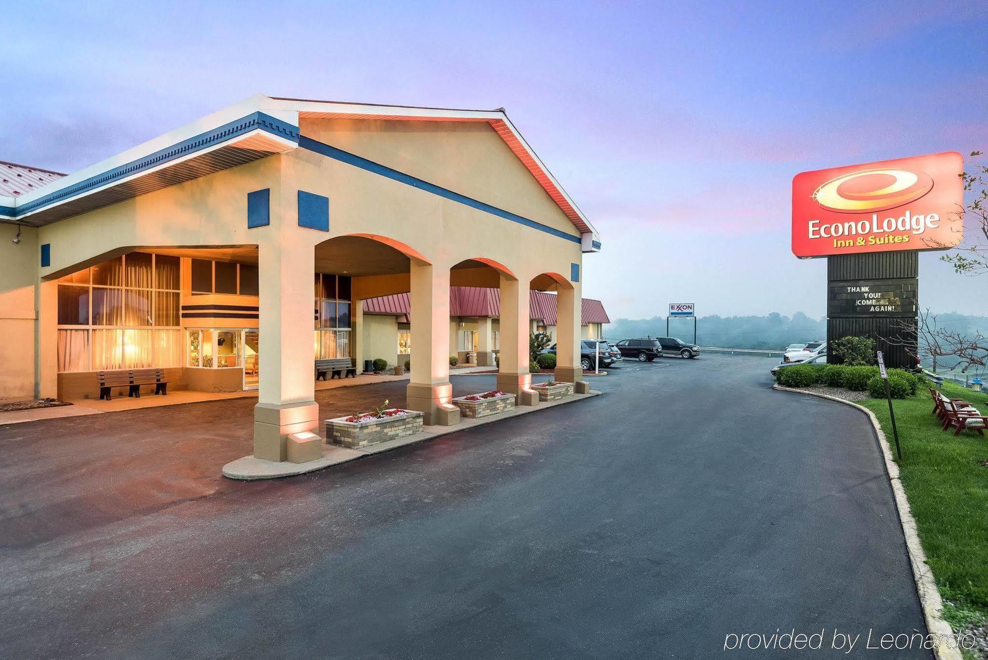 Econo Lodge Inn & Suites Triadelphia - Wheeling Exteriör bild