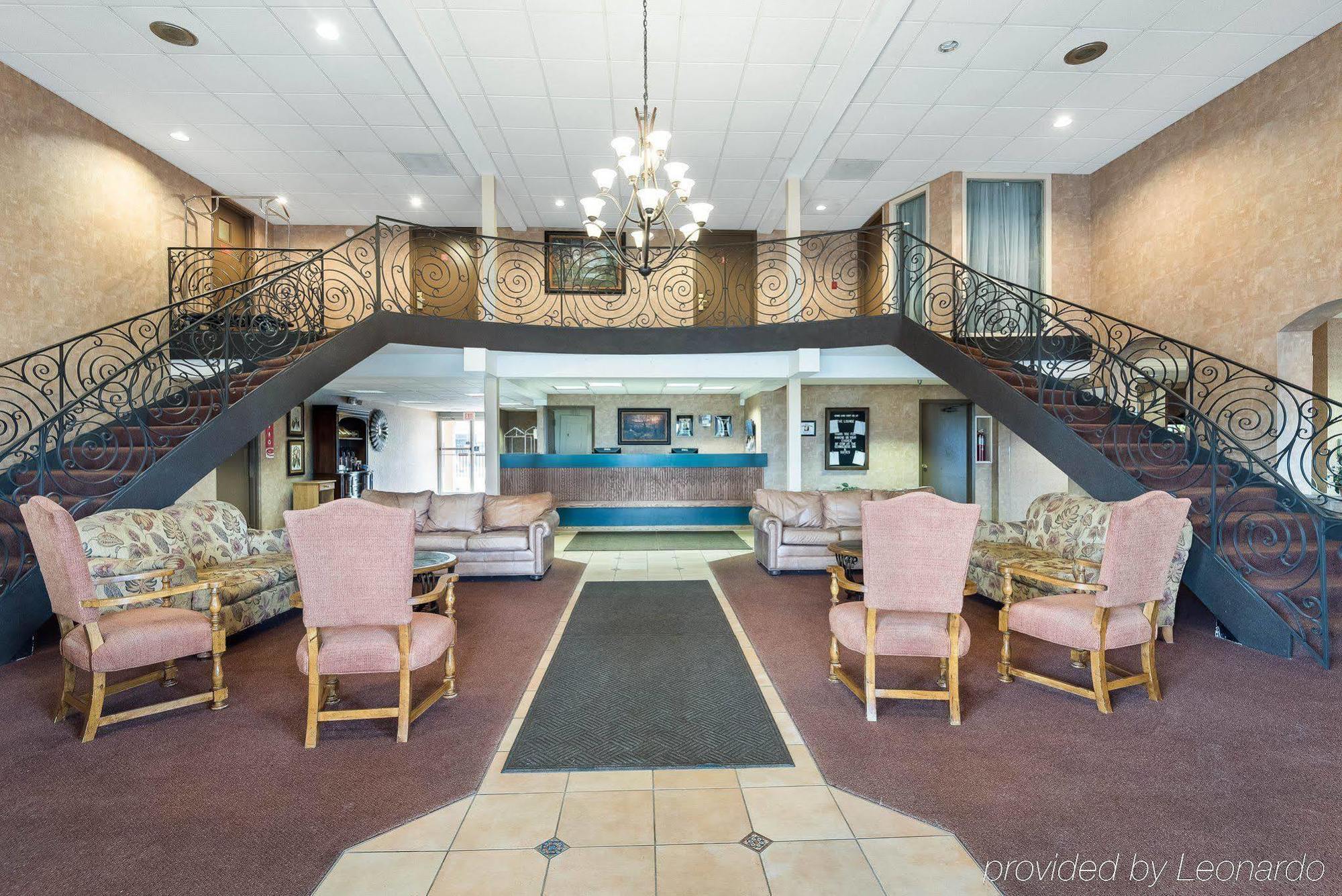 Econo Lodge Inn & Suites Triadelphia - Wheeling Exteriör bild