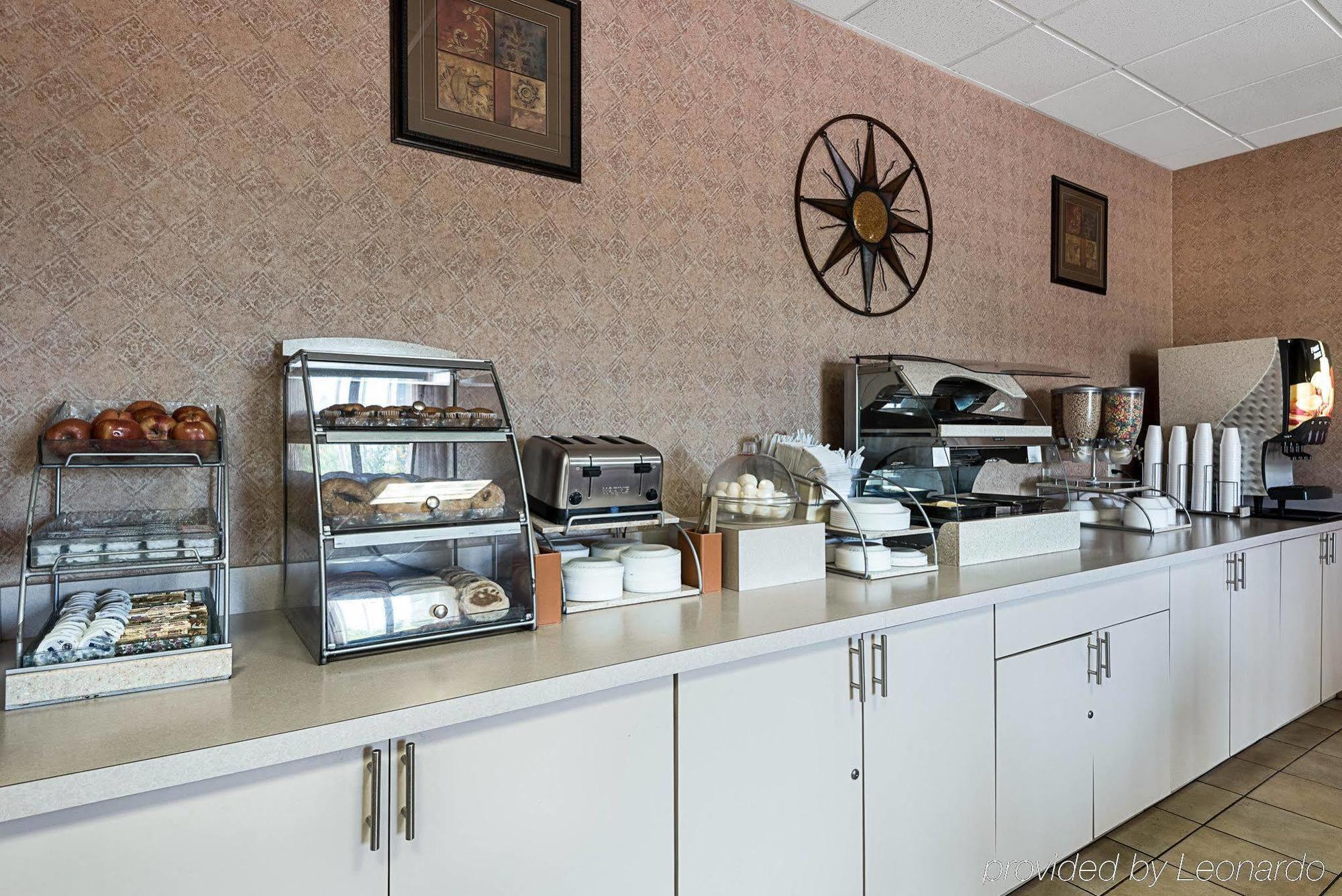 Econo Lodge Inn & Suites Triadelphia - Wheeling Exteriör bild
