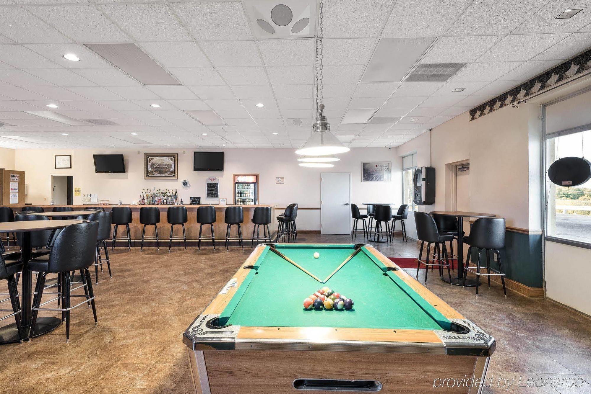 Econo Lodge Inn & Suites Triadelphia - Wheeling Exteriör bild