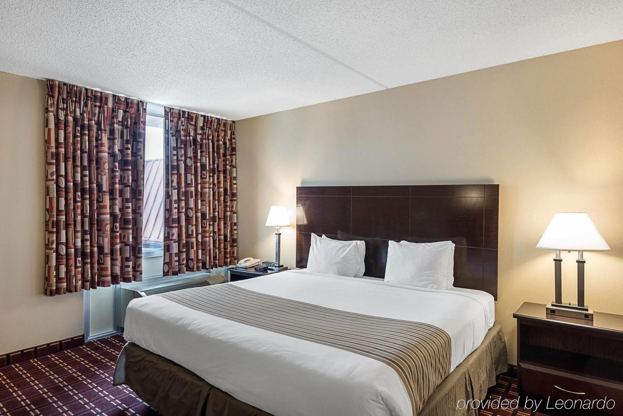 Econo Lodge Inn & Suites Triadelphia - Wheeling Exteriör bild