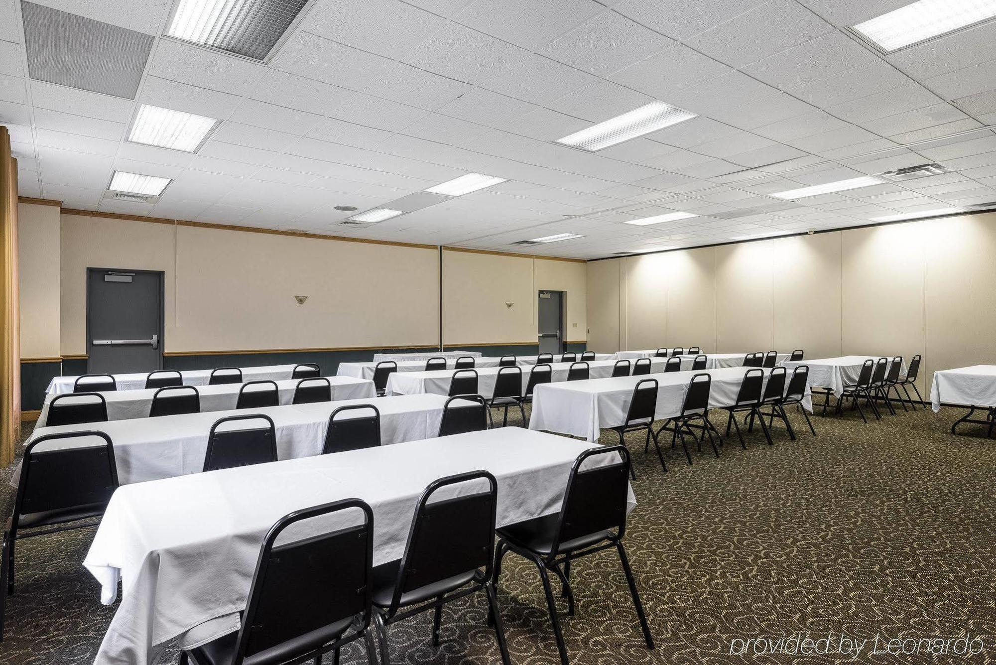 Econo Lodge Inn & Suites Triadelphia - Wheeling Exteriör bild