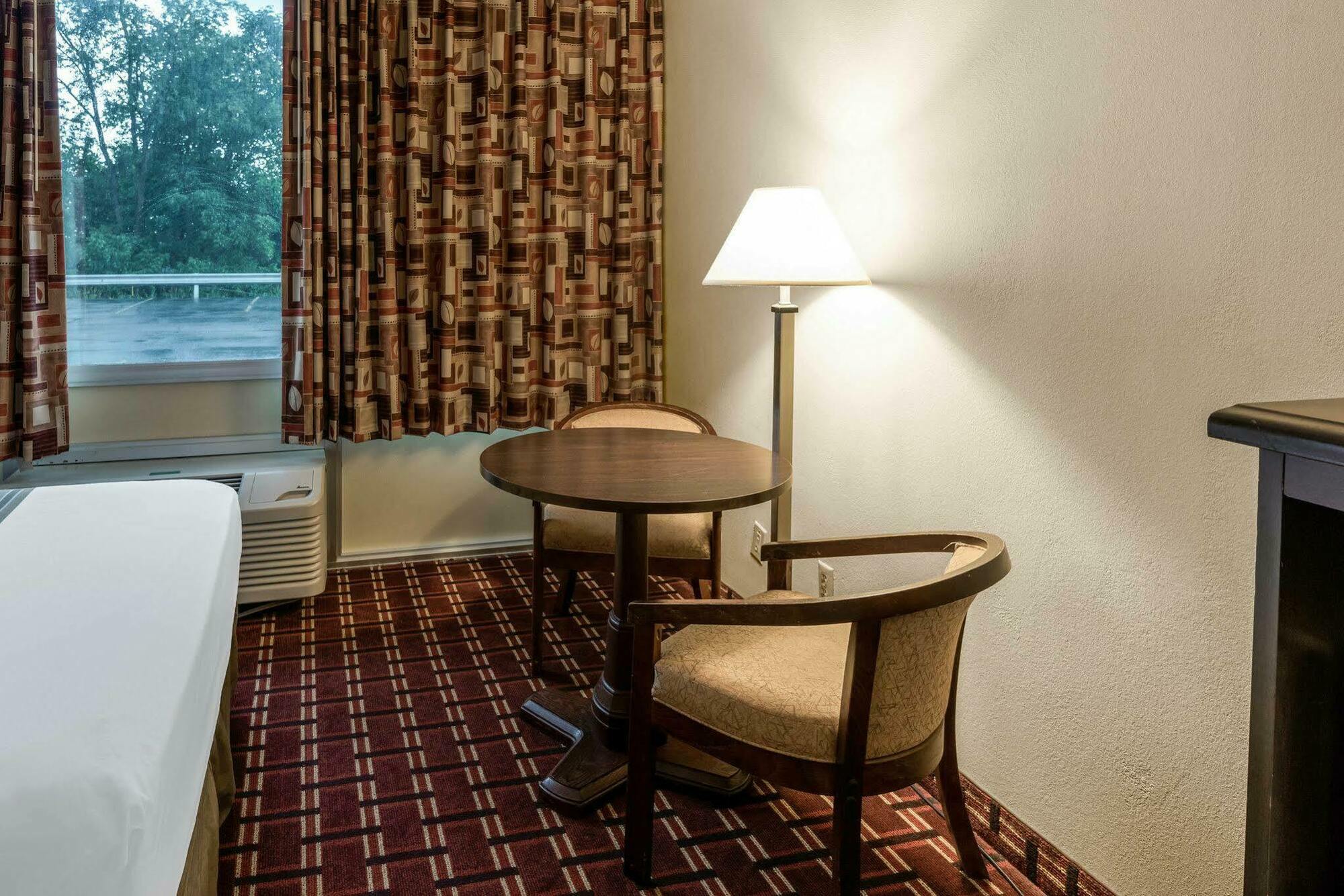Econo Lodge Inn & Suites Triadelphia - Wheeling Exteriör bild