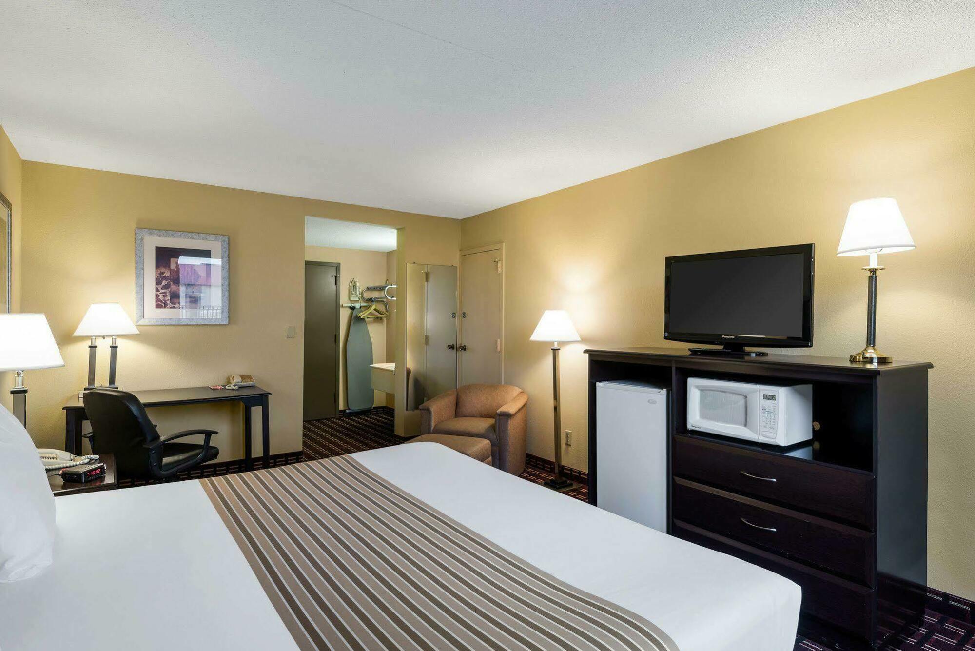 Econo Lodge Inn & Suites Triadelphia - Wheeling Exteriör bild
