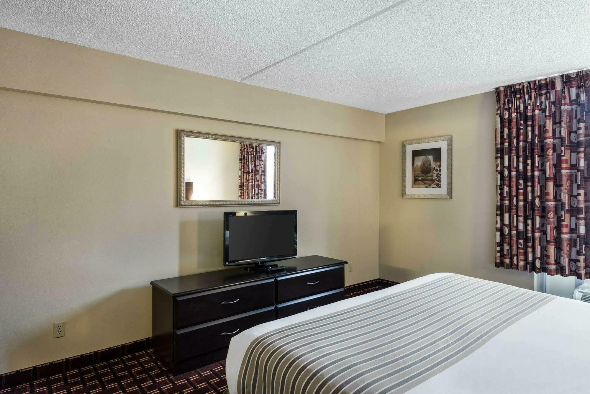 Econo Lodge Inn & Suites Triadelphia - Wheeling Exteriör bild