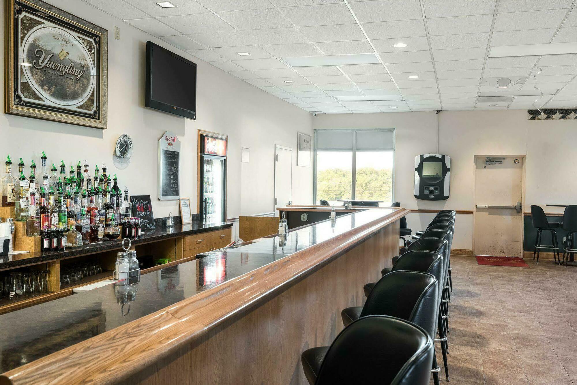 Econo Lodge Inn & Suites Triadelphia - Wheeling Exteriör bild