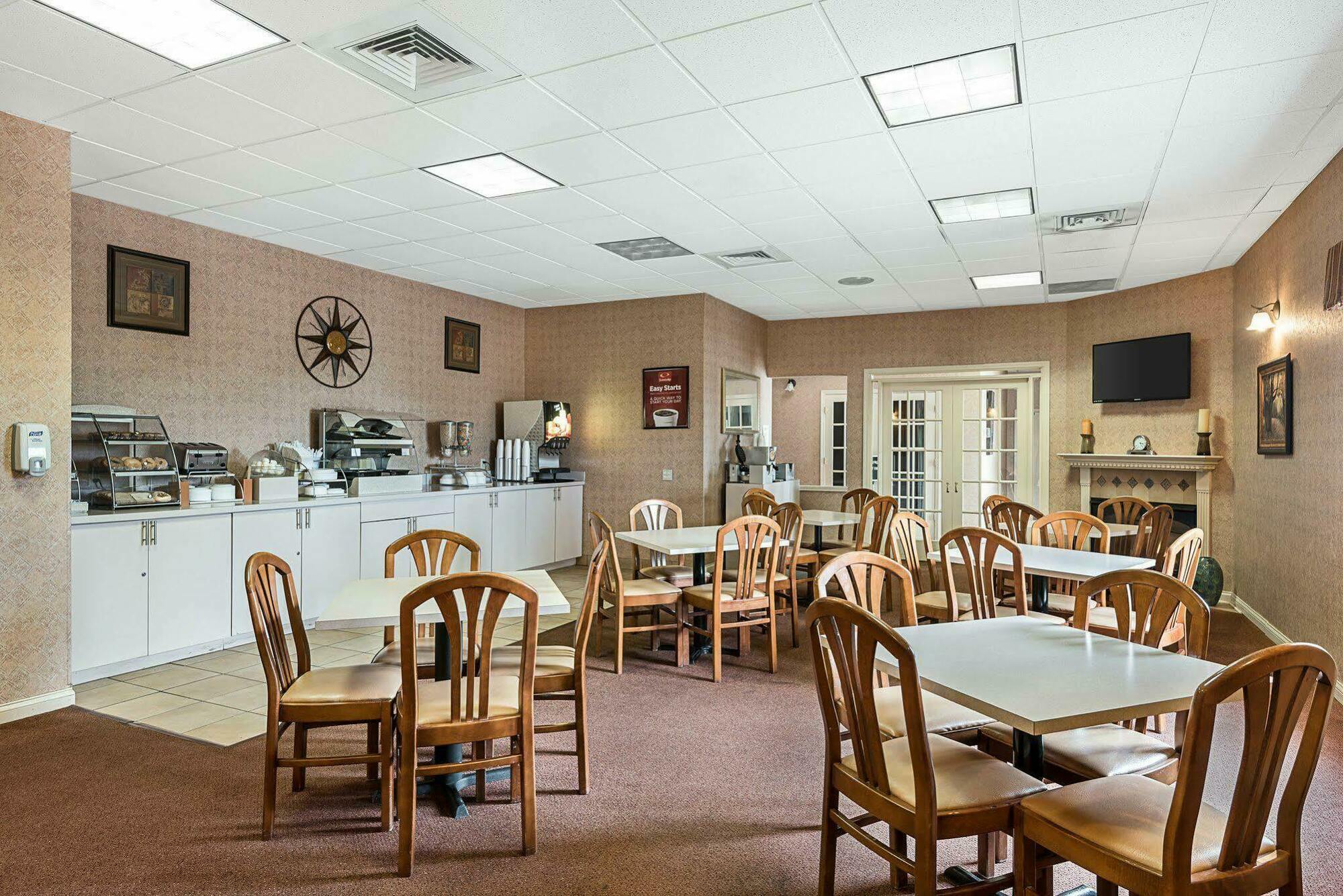 Econo Lodge Inn & Suites Triadelphia - Wheeling Exteriör bild