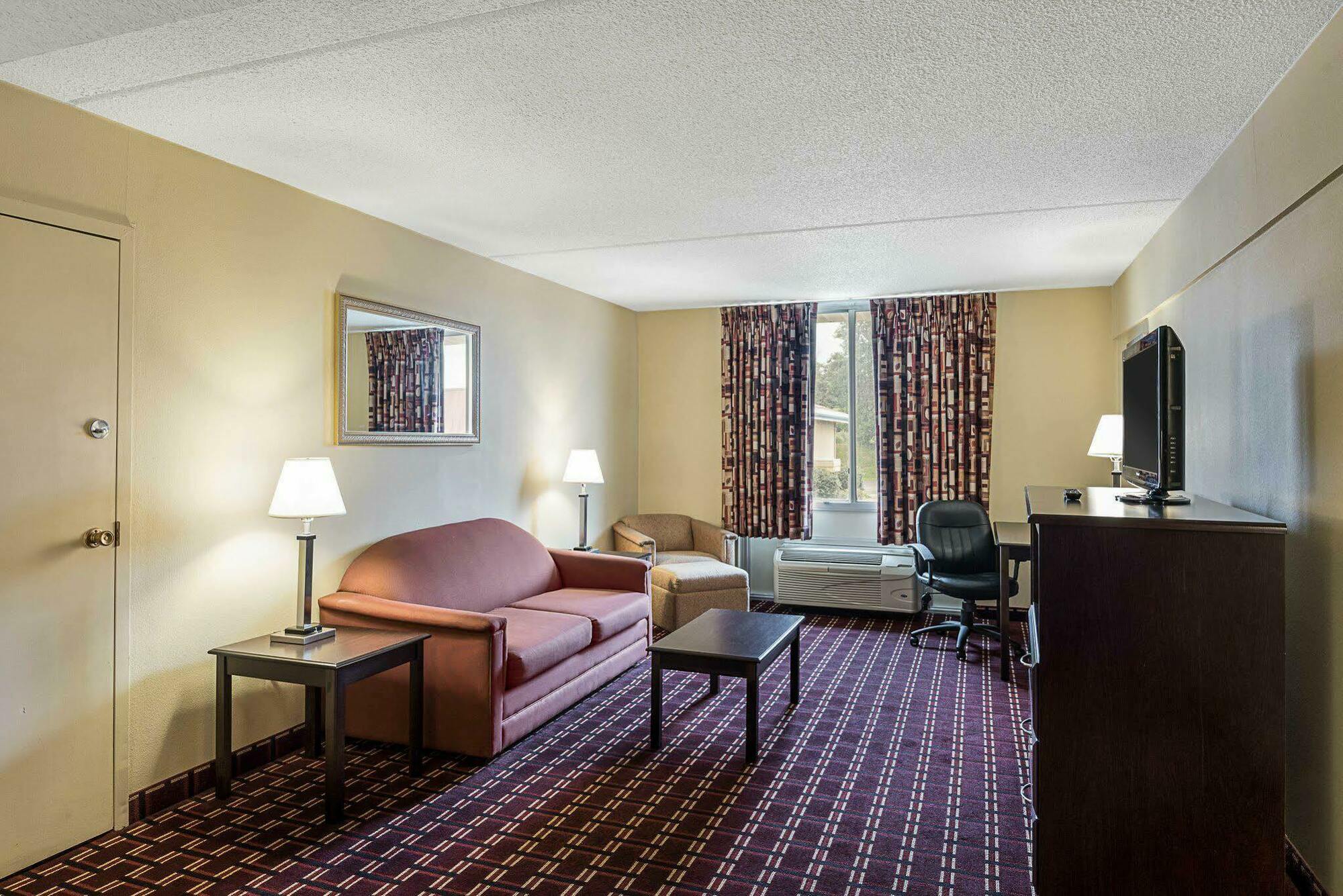 Econo Lodge Inn & Suites Triadelphia - Wheeling Exteriör bild