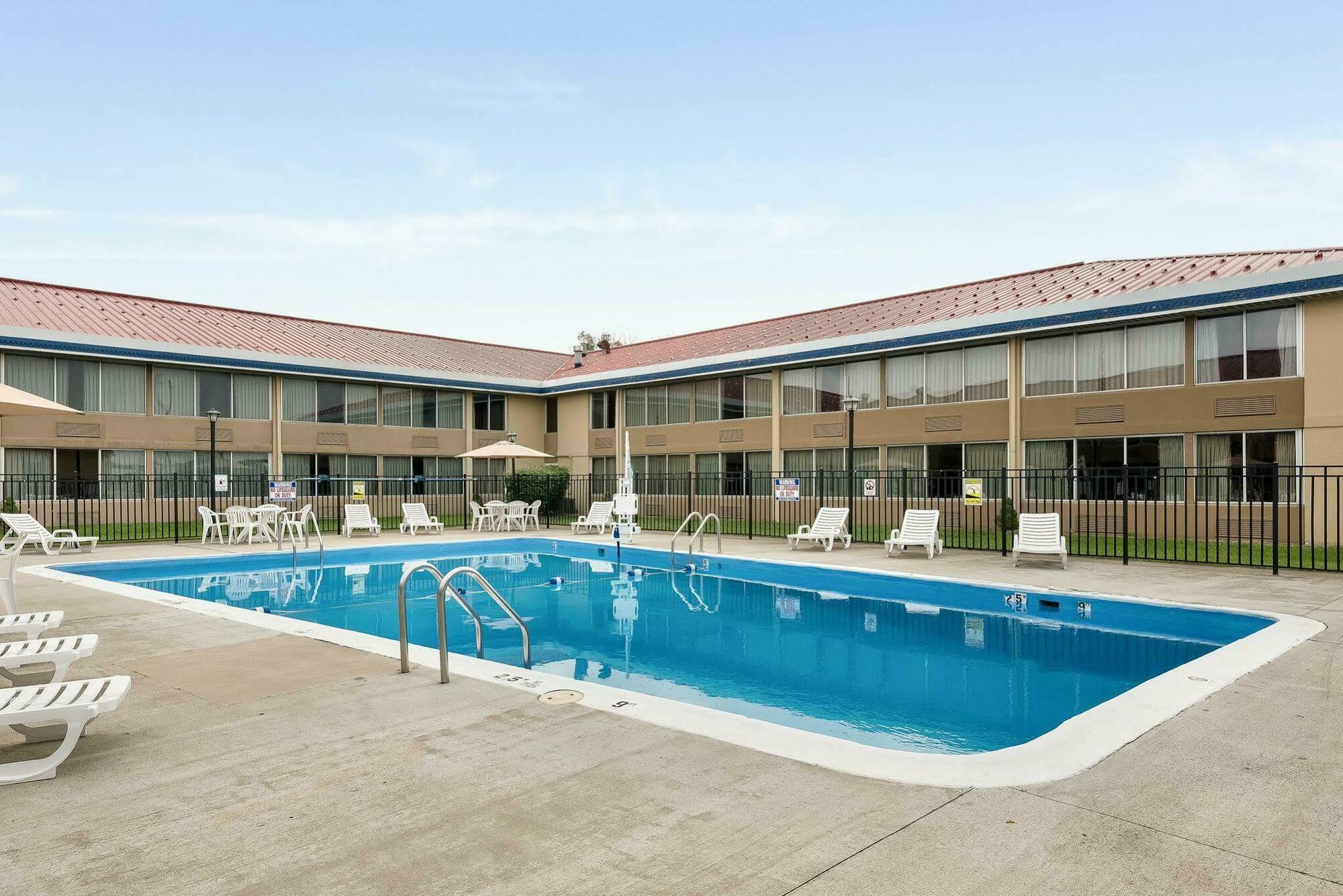 Econo Lodge Inn & Suites Triadelphia - Wheeling Exteriör bild