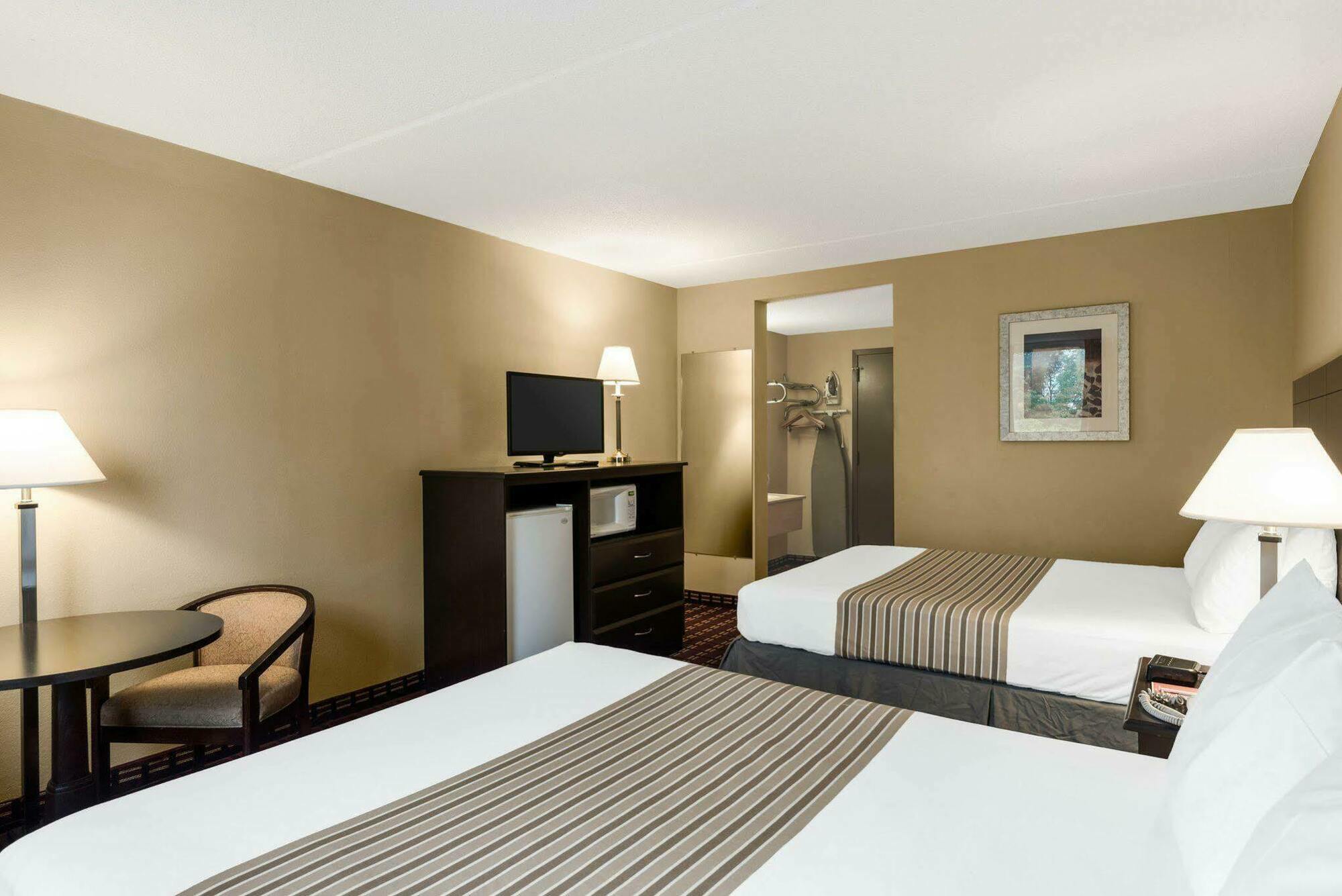 Econo Lodge Inn & Suites Triadelphia - Wheeling Exteriör bild